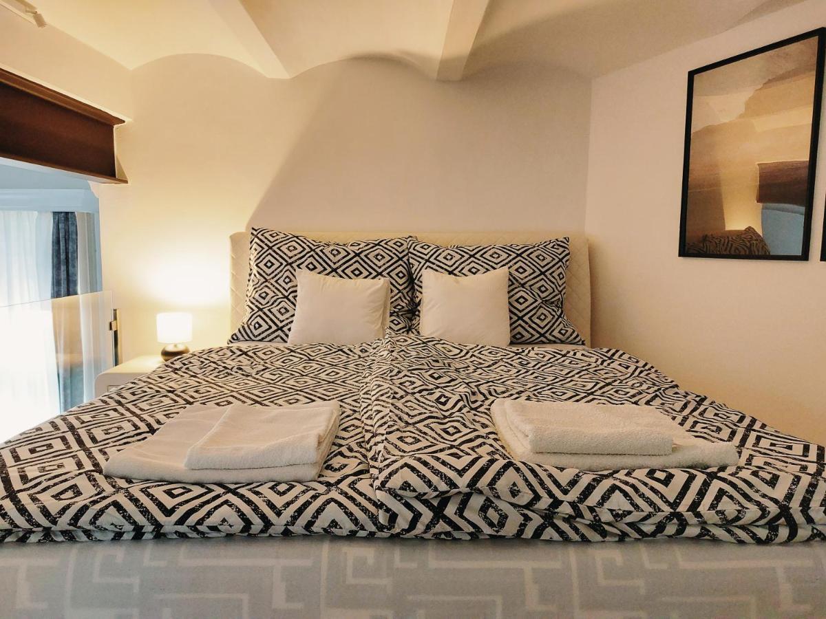 Square 16 Apartman - Absolutely Central Location With Self Check In Σζομπαθέλι Εξωτερικό φωτογραφία
